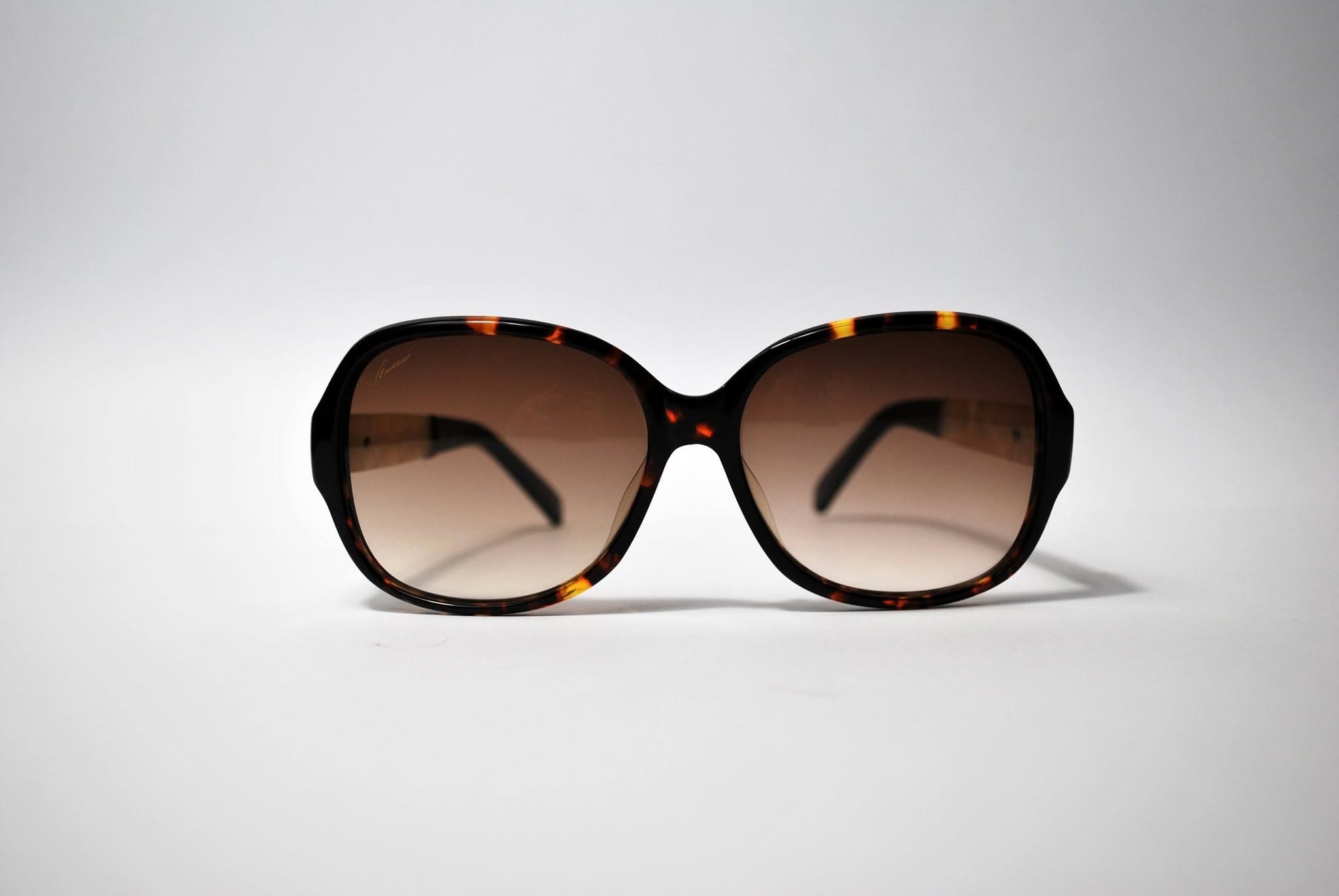 OVERSIZED frame silhouette